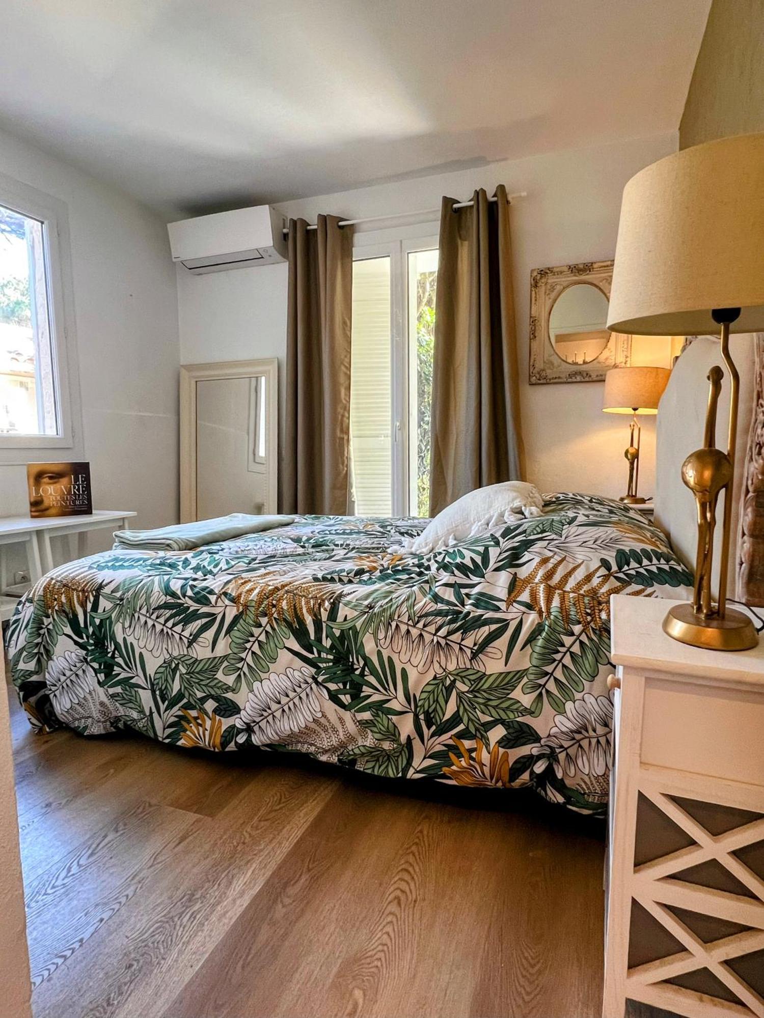 Superbe Appartement Avec Terrasse Jardin Et Parking Prive サントロペ エクステリア 写真