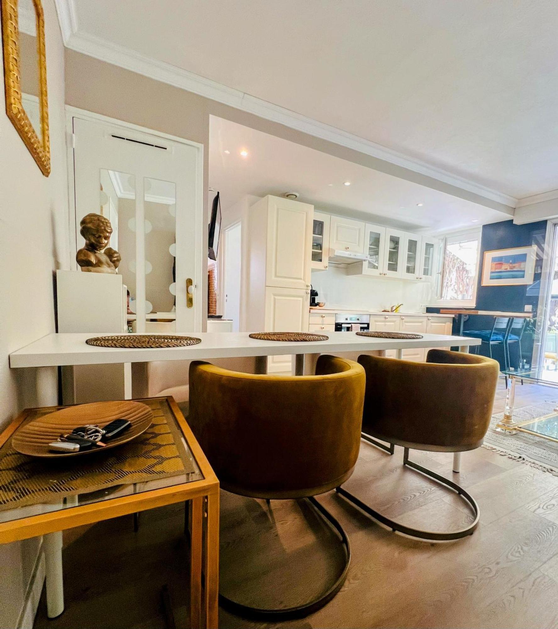 Superbe Appartement Avec Terrasse Jardin Et Parking Prive サントロペ エクステリア 写真
