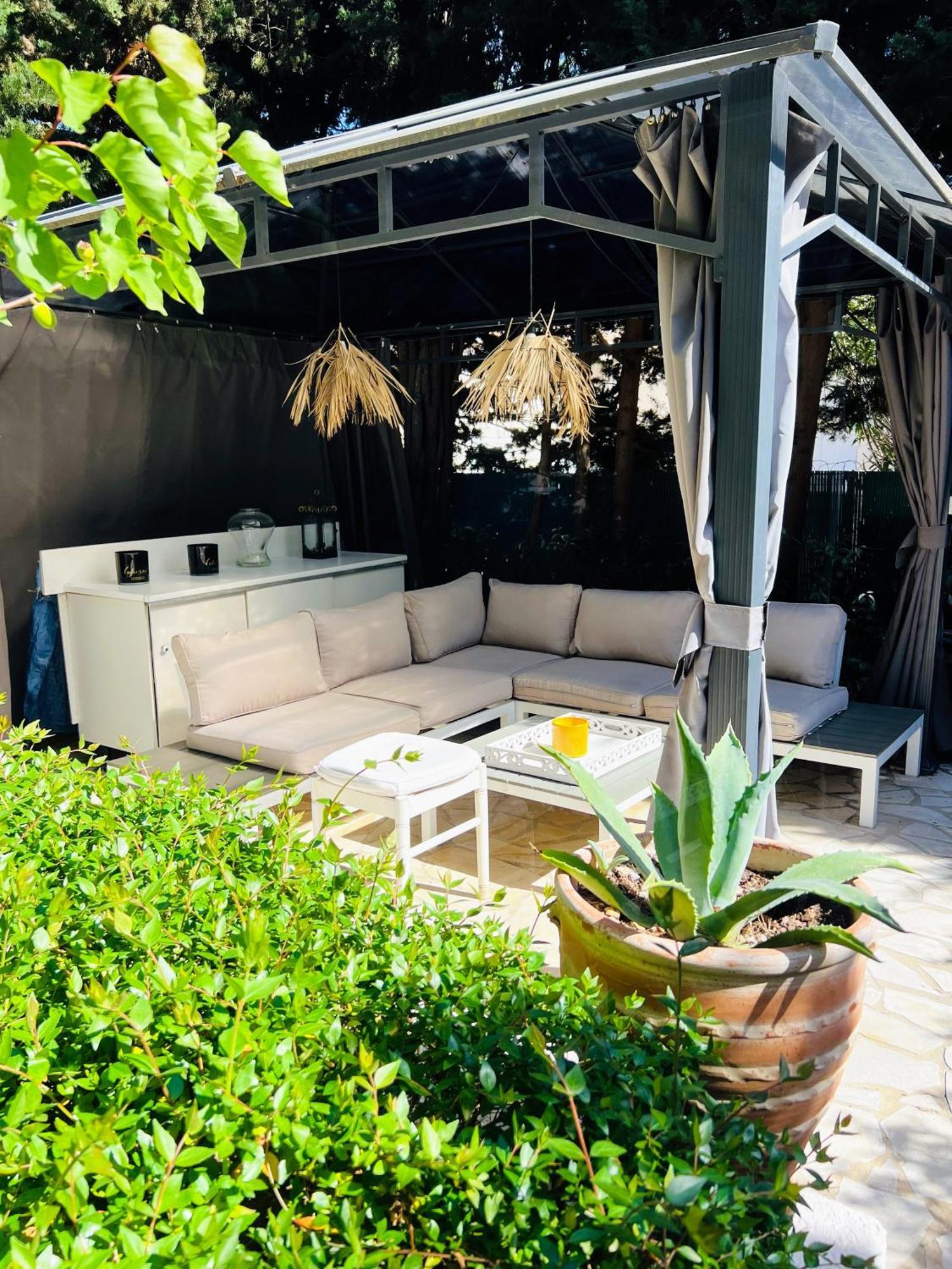 Superbe Appartement Avec Terrasse Jardin Et Parking Prive サントロペ エクステリア 写真